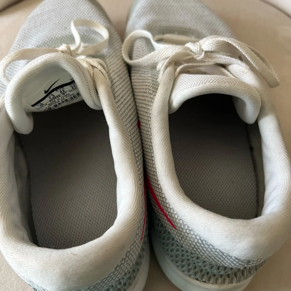 Women’s Nike Shoes - Picture 4 of 5